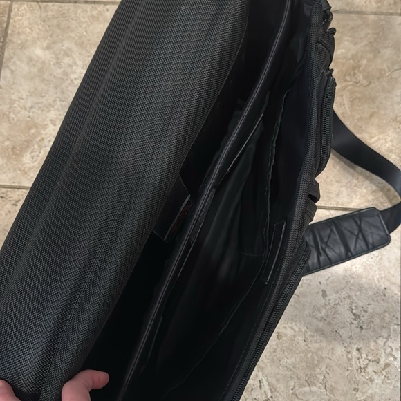 Tumi canvas briefcase laptop messenger bag EUC, never used. - Picture 4 of 7